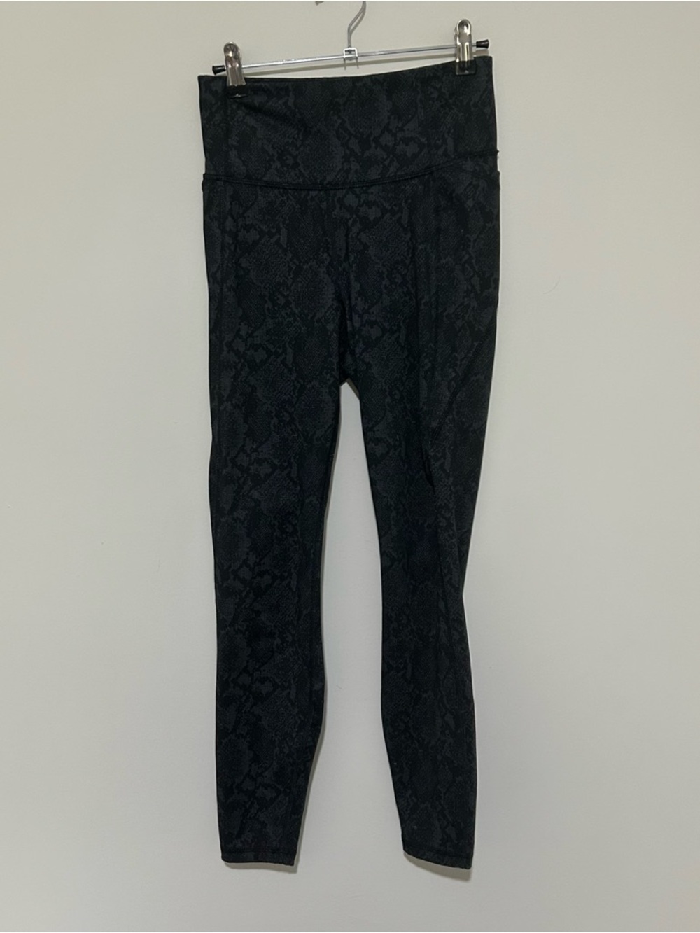 All in Motion Gray Snakeskin Leggings Size Small